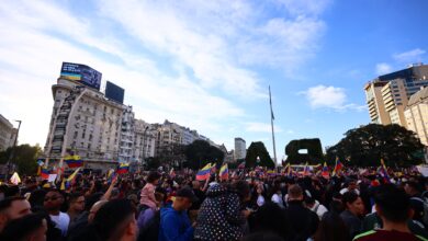 Photo of Venezolanos encabezan una multitudinaria movilización en el Obelisco para denunciar fraude electoral de Nicolás Maduro