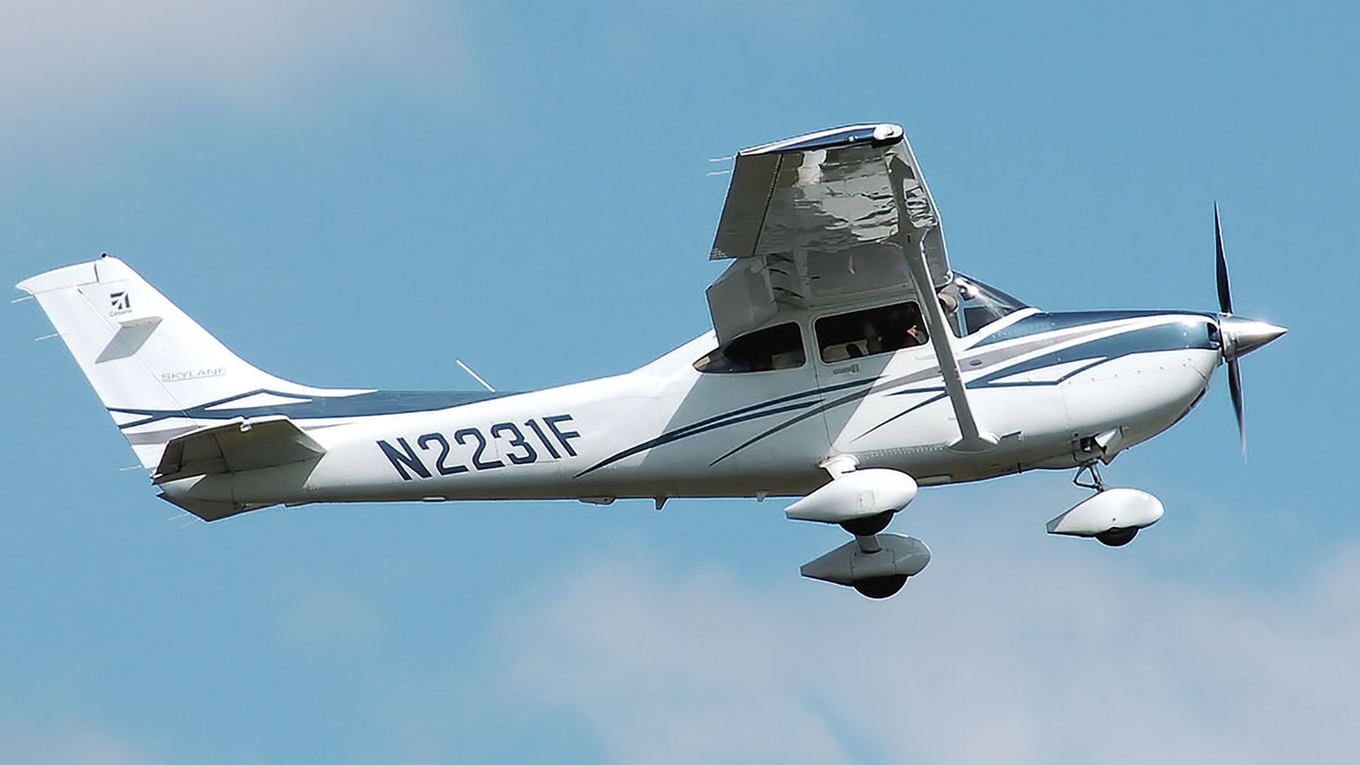 Una avioneta Cessna 182 cayó ayer por la tarde sobre una de las pistas del Cerro Chapelco