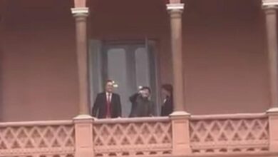 Photo of Javier Milei salió al balcón de la Casa Rosada junto a Santiago Caputo luego de las críticas de Mauricio Macri