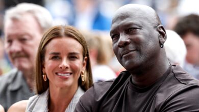 Photo of La historia de amor de Michael Jordan y su esposa Yvette Prieto, 15 años menor: del flechazo en una disco al contrato prenupcial y una boda fastuosa