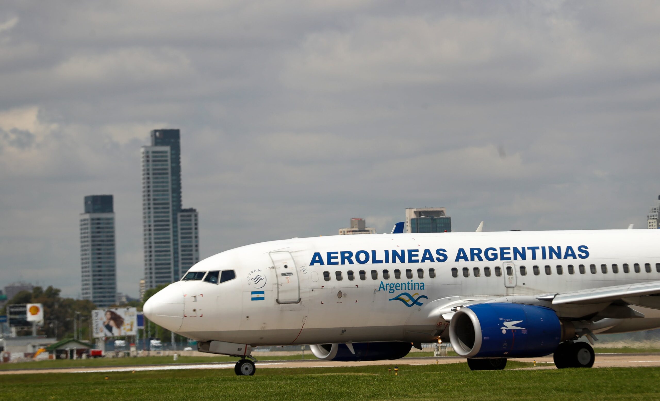 Uno de los aviones de Aerolíneas Argentinas (EFE/David Fernández/ARCHIVO)
