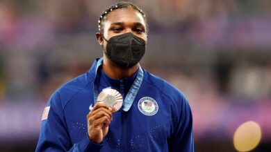 Photo of Noah Lyles se subió al podio a recibir su medalla de bronce con barbijo tras haber corrido los 200 metros con Covid-19