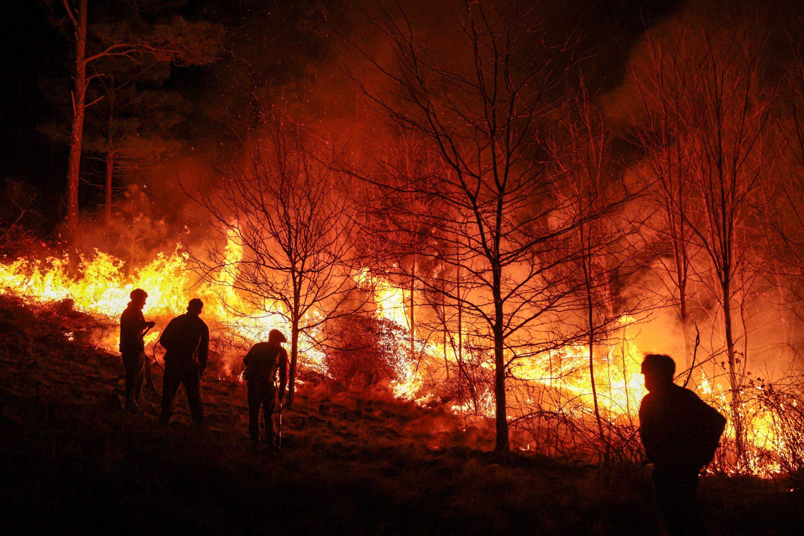 Personas parte de un grupo de bomberos y vecinos autogestionados combaten un incendio forestal este lunes, en Intiyaco en las cercanías de Villa Berna, provincia de Córdoba (Argentina). EFE/ STR
