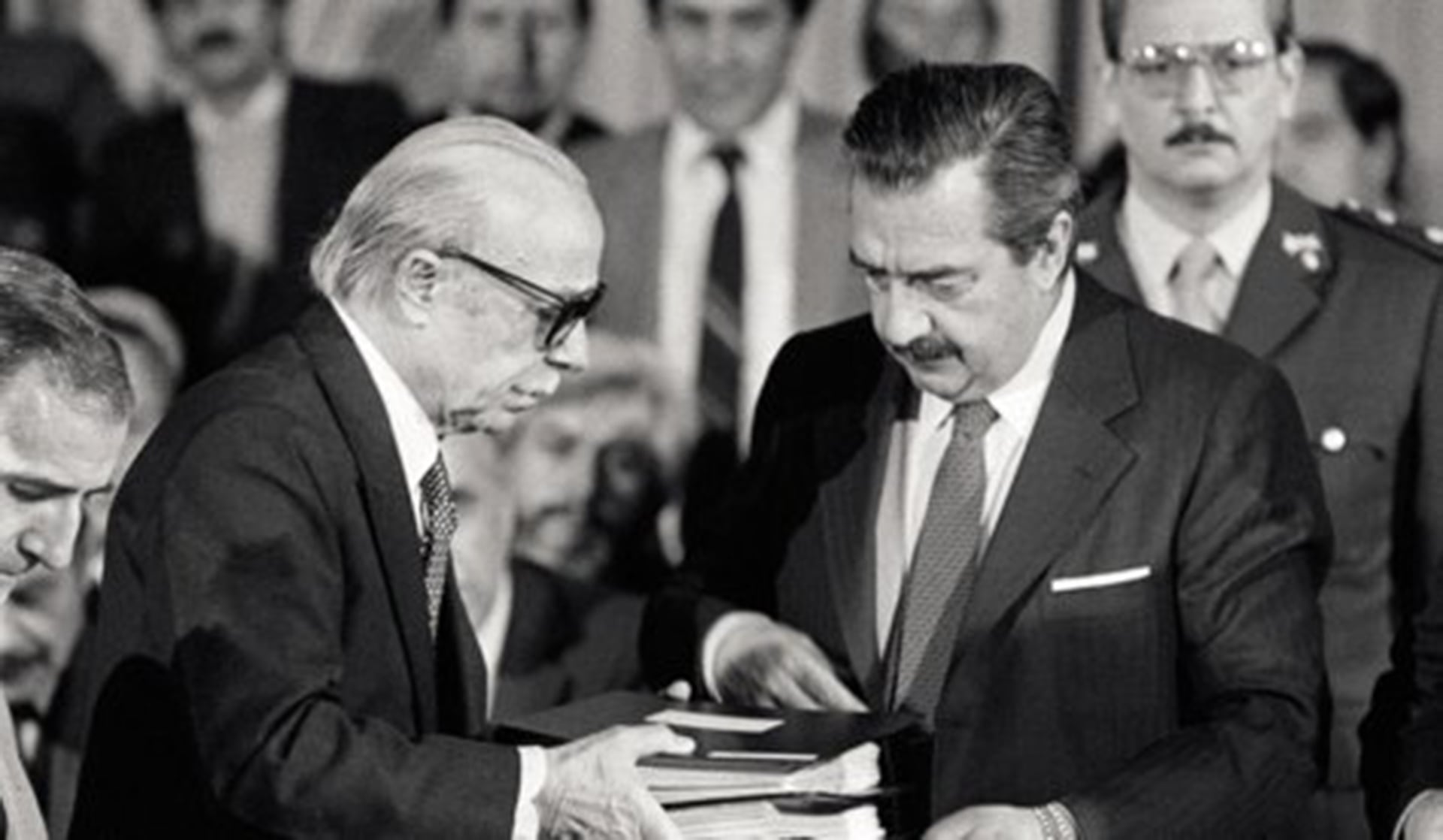 El 20 de septiembre de 1984, después de 9 meses de trabajo arduo, Ernesto Sábato como presidente de la Conadep entrega el informe final al presidente Alfonsín