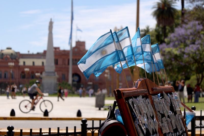 Según la Ley Nº 27.399, los feriados argentinos se categorizan como inamovibles, trasladables y días no laborables (REUTERS/Cristina Sille)