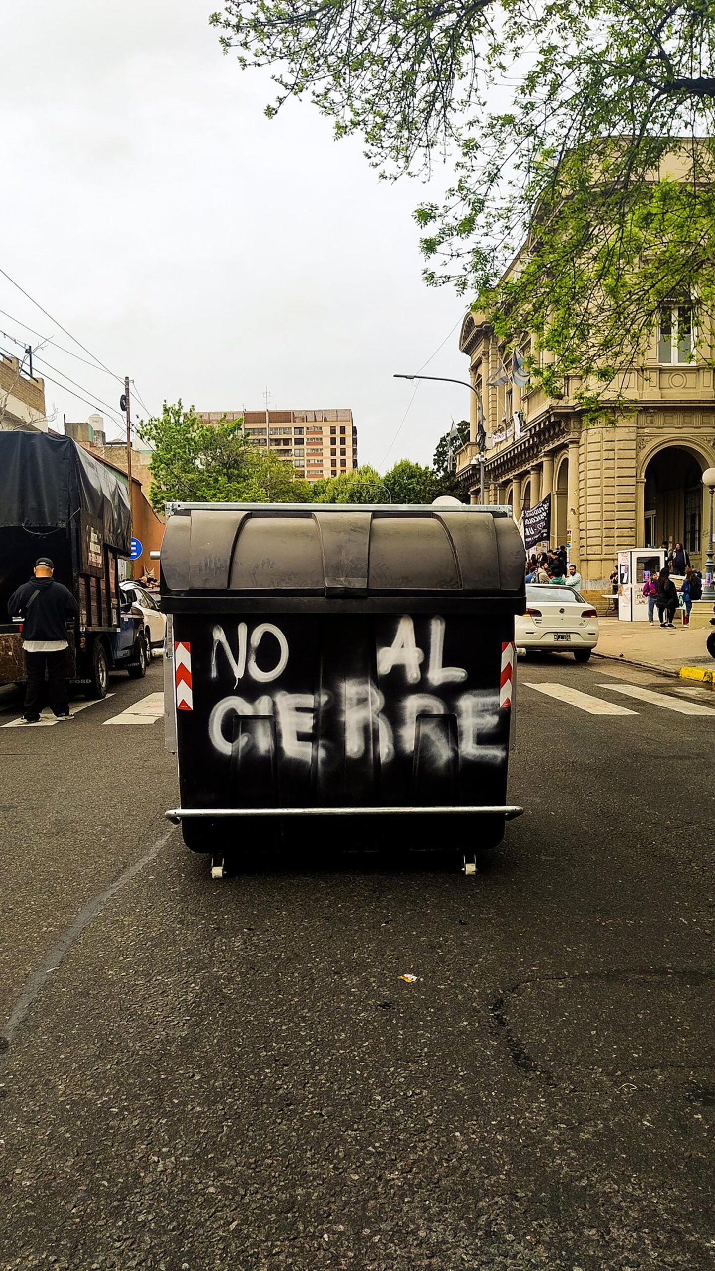 Trabajadores del Hospital Bonaparte realizan un abrazo al edificio en rechazo al cierre anunciado por el Gobierno