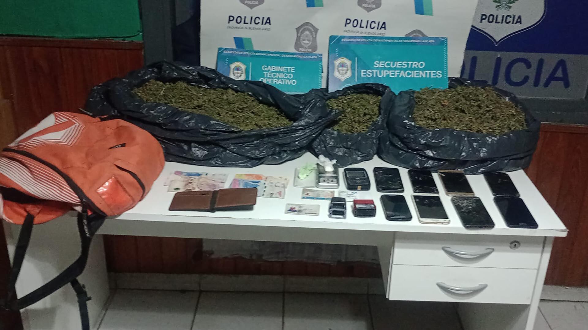 Detuvieron a un hombre en La Plata por robo agravado y tenencia de drogas