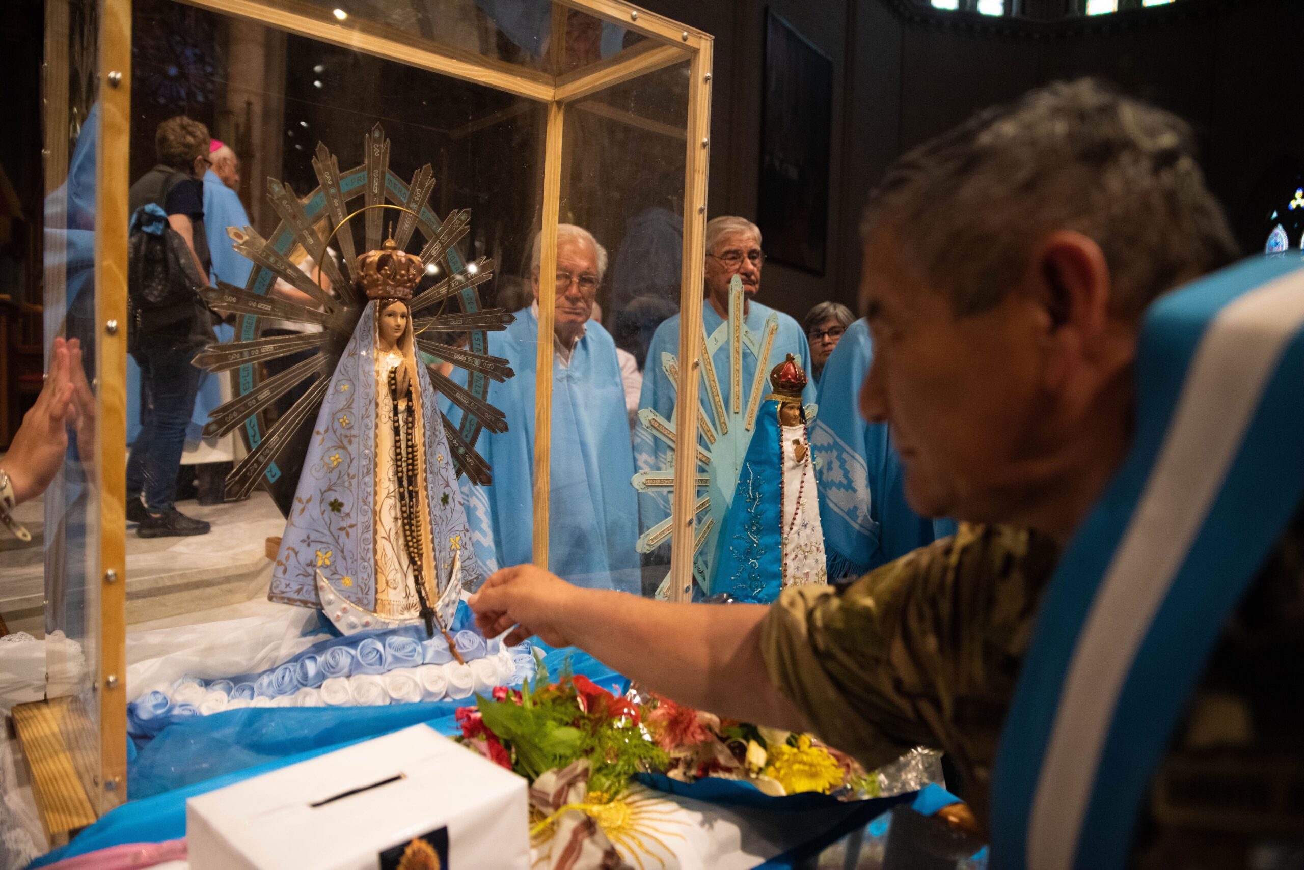 Desde cada rincón del país, peregrinos se unen para rendir homenaje a la Virgen de Luján, buscando bendiciones y unidad en tiempos difíciles (Franco Fafasuli)