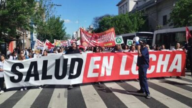 Photo of Protestas en el centro porteño: volvió la “fila contra el hambre” y marcharon los médicos del Hospital Garrahan